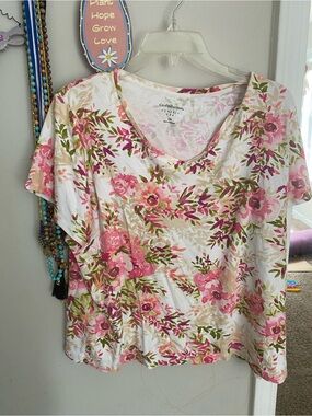 Like New Croft & barrow White Floral V-Neck Short Sleeve Tee